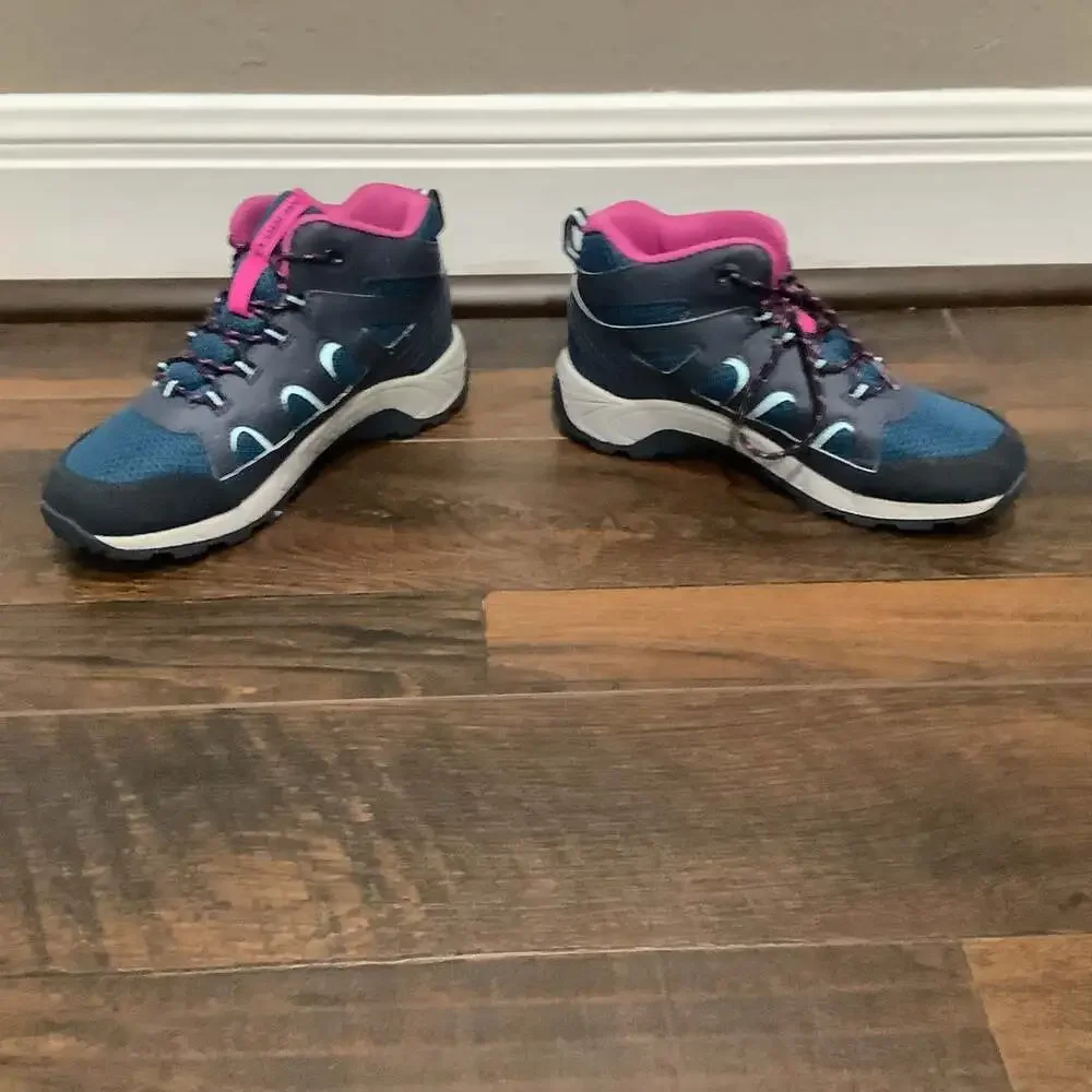 Merrell Kids Size 4 Oakcreek Mid Waterproof Hiking Boots